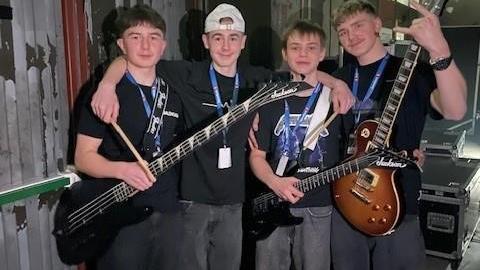 Lenke til artikkel: Fire vesterålsband rocket Rallarabalder
