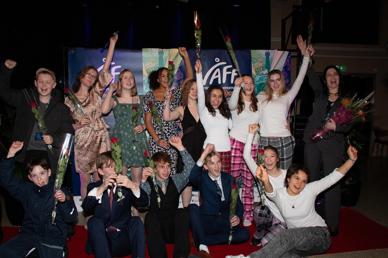 Bildet viser ungdommer som var med å lage showet til filmfesten under Laterna Magica 2024