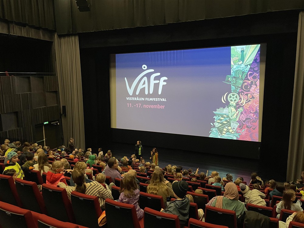 Bildet viser publikum i før filmvisning i Møysalen under Vesterålen Filmfestival 2024 - Klikk for stort bilde